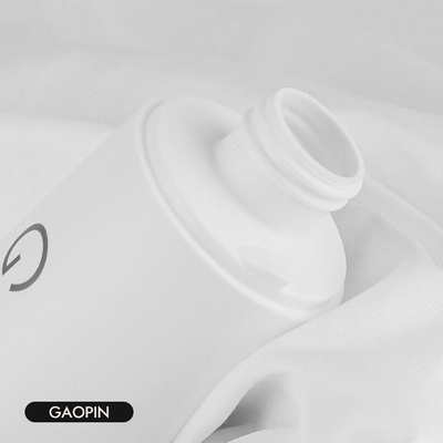 Bouteille vide en plastique de compression de shampooing de HDPE avec le chapeau 250ml Matt Surface givré noir blanc de disque