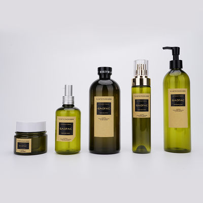 Les fabricants cognent et mettent en bouteille et des soins de la peau faciaux empaquetant les bouteilles en plastique cosmétiques