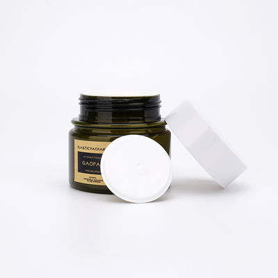 Les fabricants cognent et mettent en bouteille et des soins de la peau faciaux empaquetant les bouteilles en plastique cosmétiques