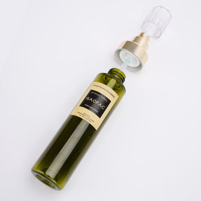 Les fabricants cognent et mettent en bouteille et des soins de la peau faciaux empaquetant les bouteilles en plastique cosmétiques