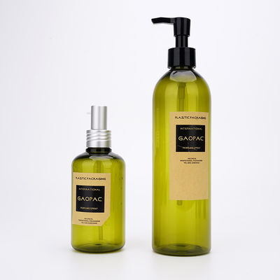 Les fabricants cognent et mettent en bouteille et des soins de la peau faciaux empaquetant les bouteilles en plastique cosmétiques