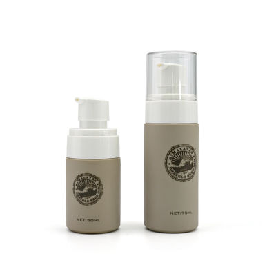 L'étiquetage gris de la bouteille 120ml 200ml 50ml 75ml de lotion de plastique de HDPE de GV apprêtent manipulant