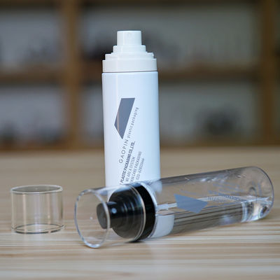 Le jet en plastique de l'eau de maquillage met l'échantillon en bouteille spécial de la conception 100ml disponible